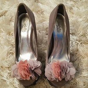 Gray with bow glitter platform heels size 7
